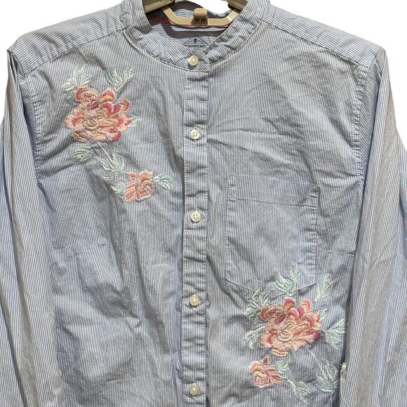 St Johns Bay Shirt Size M Blue White Floral Striped Embroidery Button Up Coastal - Picture 1 of 7
